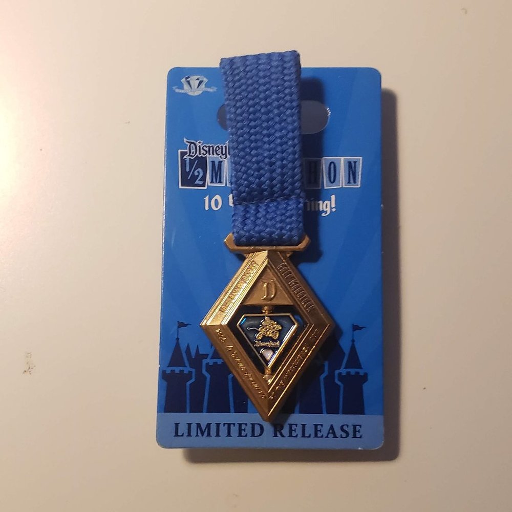 2015 runDisney Disneyland Half Marathon Finisher Medal Pin - Disney Pin Trading